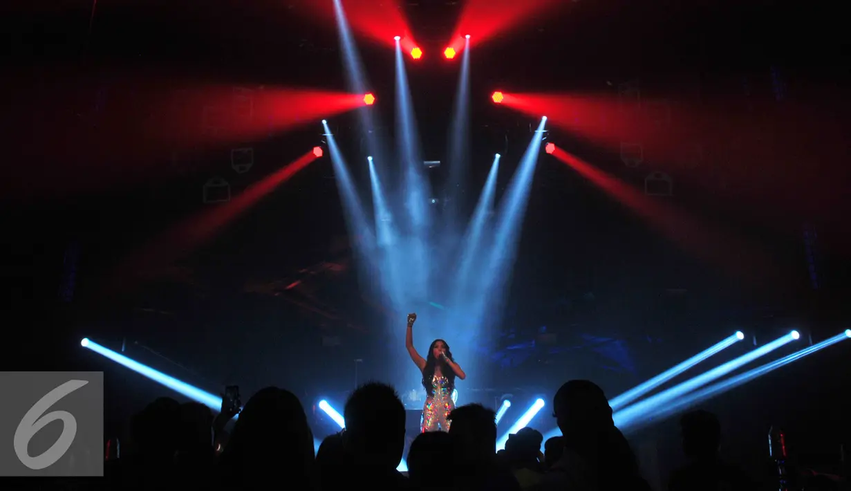 Penyanyi Meichan saat menyanyikan lagu di Stage Empire Colosseum Jakarta, Jumat  (30/10/15) dini hari. (Liputan6.com/Faisal R Syam)