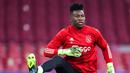 Andre Onana. Kiper asal Kamerun berusia berusia 25 tahun ini telah memperkuat Ajax sejak musim 2016/2017 dan telah tampil dalam 204 laga di semua ajang dengan mencatat 80 clean sheet. Saat ini tengah menjalani hukuman larangan bermain selama 1 tahun akibat kasus doping. (AFP/Kenzo Tribouillard)