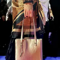 Brand tas Hahm Eun Jung T-ara, Euneun, debut dalam presentasi koleksi LAKON Indonesia, "HARSA," di JF3 Fashion Festival 2026, 29 Juli 2026. (Liputan6.com/Asnida Riani)
