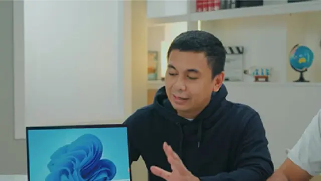 Raditya Dika menggunakan Windows 11 (Dok. Microsoft Indonesia)