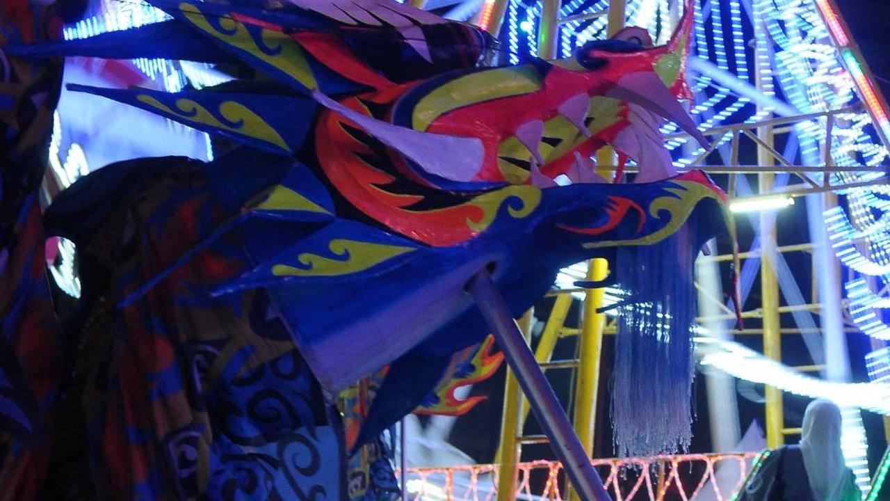 Meski seharian Jakarta diguyur hujan, namun tidak menyurutkan minat warga Kuningan dan sekitarnya untuk melihat atraksi Barongsai dan Liong Naga.<br>(Foto merdeka.com / Imam Buhori)<br>