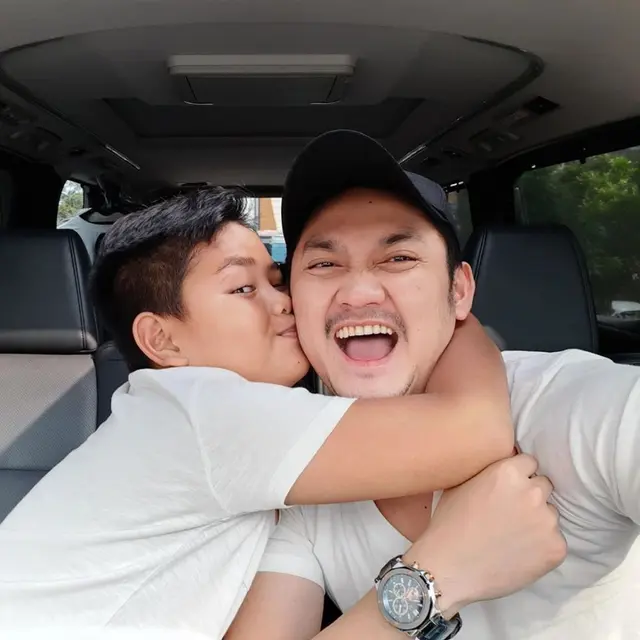 Momen Angga Wijaya Bareng Anak Angkat Dewi Perssik (sumber: instagram/instagram.com/anggawijaya88)