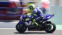 Aksi pembalap Movistar Yamaha, Valentino Rossi pada kualifikasi MotoGP Spanyol 2018 di Sirkuit Jerez. (JAVIER SORIANO / AFP)