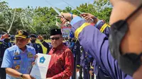 Hasto Kristiyanto menerima pin kehormatan menjadi pembicara, sekaligus memberikan kuliah umum di Kampus Pembangunan Karakter Bangsa Indonesia, Astha Hannas, Subang, Jawa Barat, Selasa (27/9/2022). (Foto: Dokumentasi PDIP).