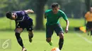 Pemain Timnas Indonesia U-22, Sadil Ramdani (kanan) berlari berebut bola dengan pemain Persita saat laga uji coba di Lapangan SPH Karawaci, Tangerang, Selasa (25/4). Timnas Indonesia U-22 unggul 2-1. (Liputan6.com/Helmi Fithriansyah)