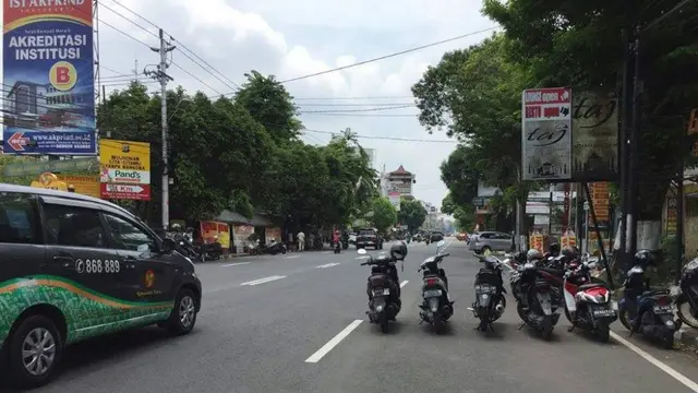 6 Foto Parkir Motor Sembarangan Ini Bikin Geleng Kepala