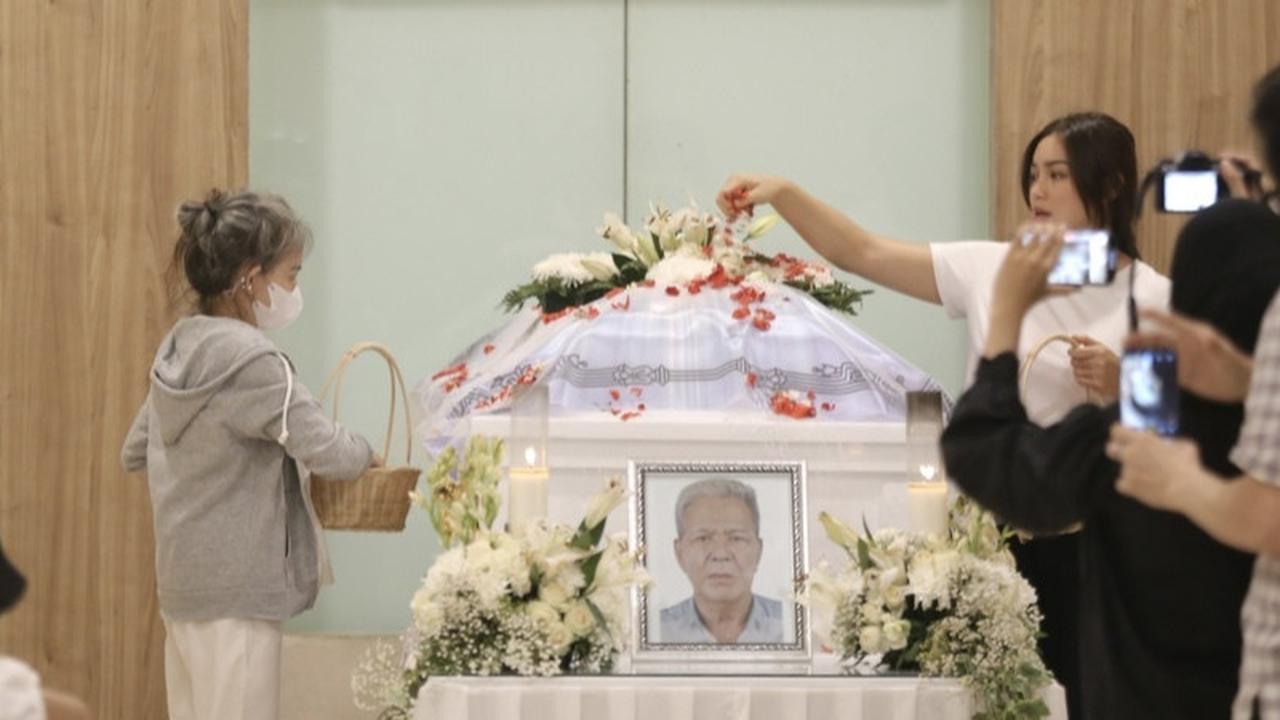 Jessica Iskandar Lebih Lega Usai Jenazah Ayahnya Hardy Iskandar Dikremasi, Akui Sudah Ikhlas