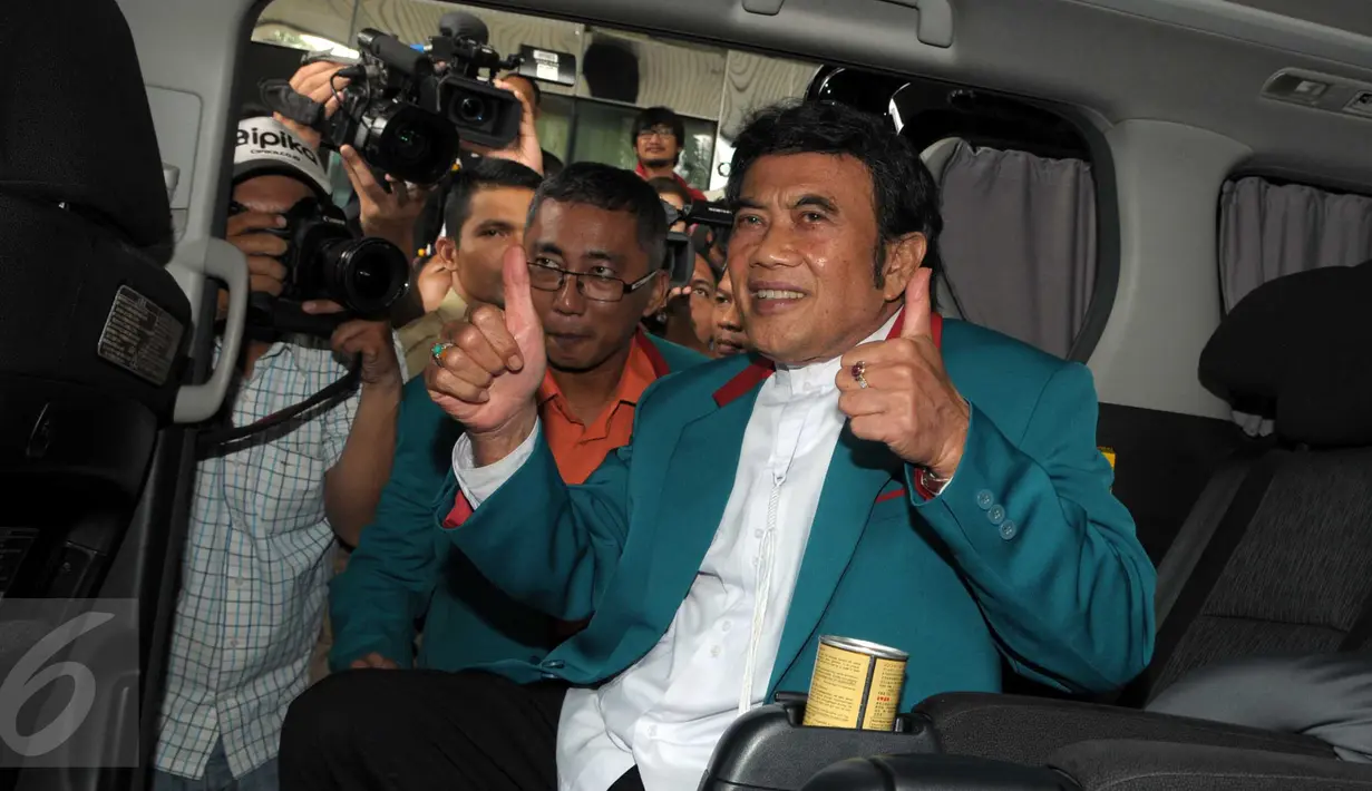 Ketua Umum Partai Idaman, Rhoma Irama berada dalam mobil saat akan meninggalkan Gedung KPK, Jakarta, Kamis (3/3). Kedatangan Sang Raja Dangdut tersebut bertujuan untuk mendukung KPK dalam memberantas korupsi di Indoneisa. (Liputan6.com/Helmi Afandi)