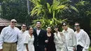 Terlihat juga Isyana Sarasvati, yang mengenakan halter top, see-through long sleeve top, dan long pants serba putih. [@vidialdiano/@rendharais/@bensihombing/@rizkyfbian].