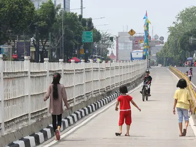 Sejumlah anak bermain di jalur TransJ (busway) Jalan Warung Jati Barat, Jakarta saat kegiatan Car free day (CFD), Minggu (17/9). Car free day kembali digelar untuk kedua kalinya di kawasan Mampang Prapatan hingga Pejaten. (Liputan6.com/Immanuel Antonius)