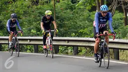 Pebalap sepeda, M Fadli (tengah) saat berlatih di jalan Raya Puncak Cianjur, Bogor, Kamis (23/2). Usai amputasi sebagian kaki kirinya, M Fadli menyatakan pensiun dari balap motor dan menekuni balap sepeda untuk difabel. (Liputan6.com/Helmi Fithriansyah)