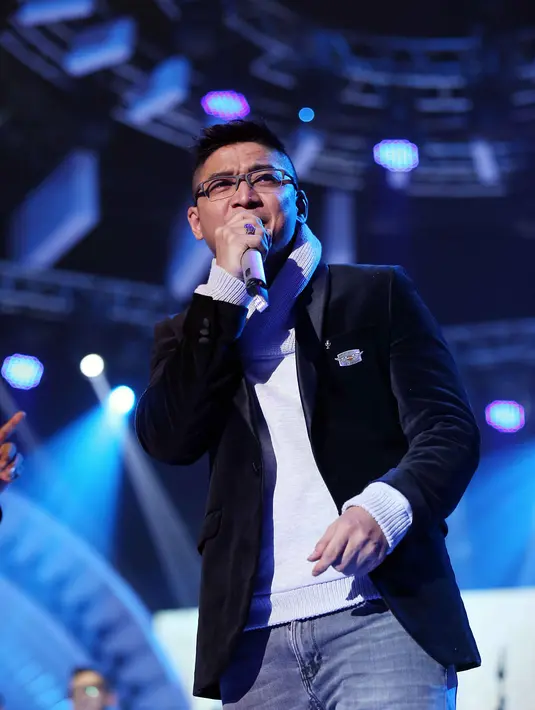 Saat Ungu sedang tampil membawakan lagu 'Demi Waktu' di SCTV Music Awards 2016, Charly tampil sebagai vokalisnya. Ditengah-tengah lagu, tiba-tiba Pasha ikut bernyanyi dan berduet dengan Charly. (Nurwahyunan/Bintang.com)