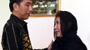 Presiden Jokowi saat menyampaikan ucapan duka ke Menteri KKP, Susi Pudjiastuti di kediamannya di Jalan Widya Candra, Jakarta, Selasa (19/1). Jenazah putra sulung Menteri Susi dijadwalkan tiba di Tanah Air pada Kamis lusa. (Rumgapres)