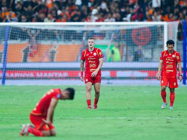 Pemain Persija Jakarta tertunduk lesu setelah dipaksa bermain imbang 1-1 dengan Bali United dalam lanjutan BRI Super League 2025/2026 di Jakarta International Stadium (JIS), Minggu (14/9/2025) malam WIB. (Bola.com/M Iqbal Ichsan)