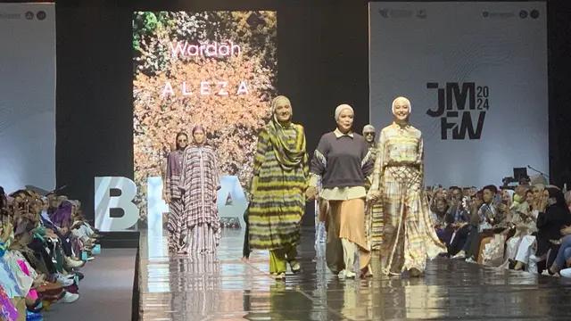 Revalina S. Temat bersama Dhini Aminarti dan Sarah Utami, Head of Marketing Aleza di JMFW 2024