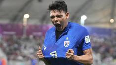 Pemain Thailand, Supachai Chaided, melakukan selebrasi setelah mencetak gol ke gawang Kirgizstan pada laga Piala Asia di Abdullah bin Khalifa Stadium, Doha, Selasa (16/1/2024). Thailand menang dengan dua gol balas. (AP Photo/Thanassis Stavrakis)