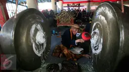 Sejumlah abdi dalem memainkan gamelan  sekaten di Bangsal Masjid Agung Kraton Surakarta, (21/12). Gamelan pusakayang di gunakan untuk dakwah agama islam pada zaman kerajaan Demak. (Boy Harjanto)