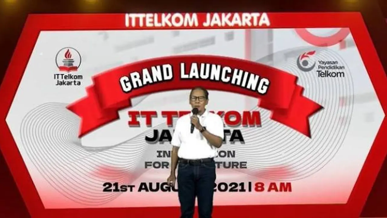 Rektor IT Telkom Jakarta, Dr. Ir Agus Achmad Suhendra, M.T saat memberikan sambutan pada acara Grand Launching ITTJ secara virtual.