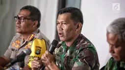 Kapendam Jaya Kolonel Kristomei Sianturi memberikan keterangan terkait penembakan perwira TNI AD, Letkol Dono Kuspriyanto di Makodam Jaya, Rabu (26/12). Pelaku merupakan anggota TNI AU yang juga bertugas sebagai polisi militer (Liputan6.com/Faizal Fanani)