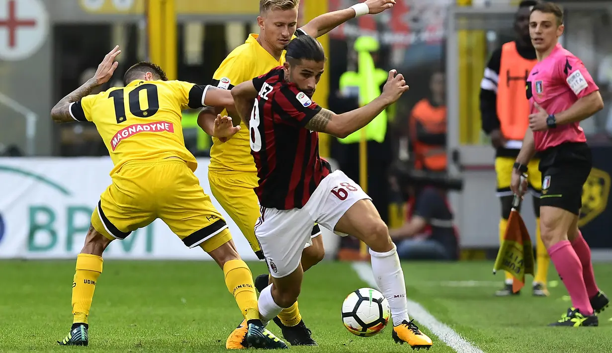 Bek AC Milan, Ricardo Rodriguez, berusaha melewati pemain Udinese pada laga Serie A di Stadion San Siro, Milan, Minggu (17/9/2017). AC Milan Menang 2-1 atas Udinese. (AFP/Miguel Medina)