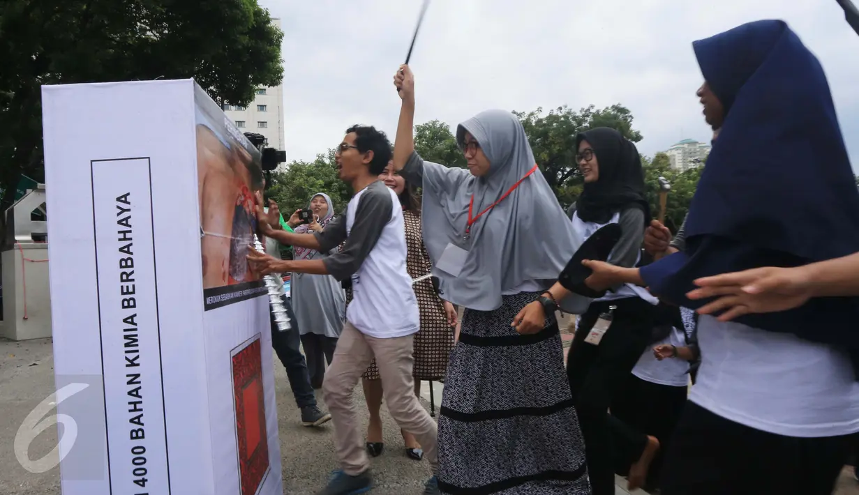 Para peserta Konvensi Kerangka Kerja untuk Pengendalian Tembakau (FCTC Youth Summit) menggelar aksi teatrikal dan pameran dalam rangka 'Deklarasi 10 Mei FCTC untuk Indonesia' di depan Istana Merdeka, Jakarta, Rabu (10/5). (Liputan6.com/Angga Yuniar)