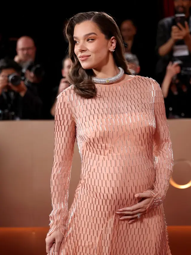 Tampil Perdana Sejak Umumkan Kehamilan, Hailee Steinfeld Pamer Baby Bump di Golden Globes 2026