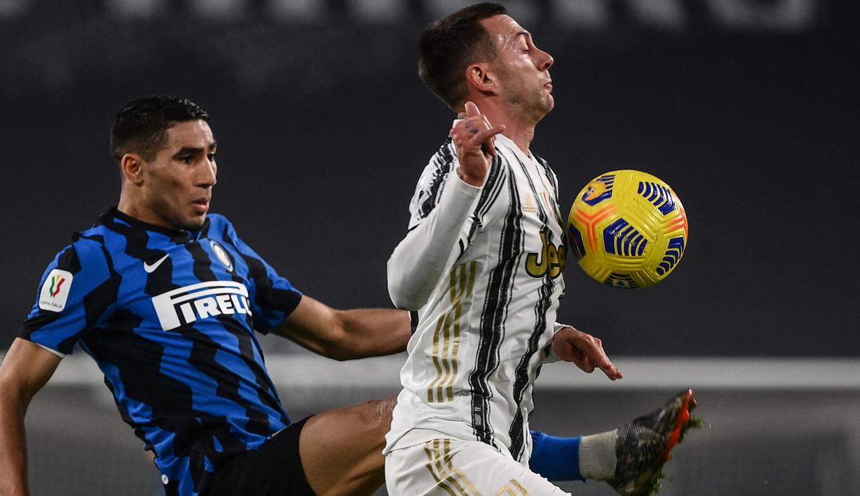 Bek Inter Milan, Achraf Hakimi (kiri) berebut bola dengan striker Juventus, Federico Bernardeschi dalam laga leg kedua semifinal Coppa Italia 2020/21 melawan Juventus di Juventus Stadium, Turin, Selasa (9/2/2021). Inter Milan bermain imbang 0-0 dan gagal lolos ke final. (AFP/Marco Bertorello)