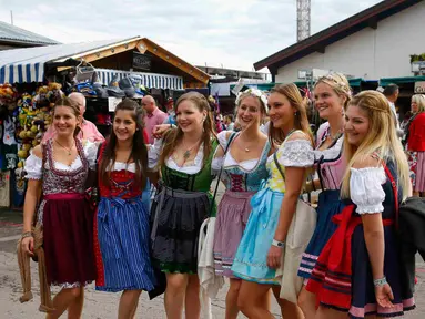 Sejumlah wanita berpose memakai pakaian tradisional Bavaria saat 182th Oktoberfest di Munich, Jerman (19/9/2015). Jutaan peminum bir akan datang ke ibukota Bavaria selama dua minggu untuk 182th Oktoberfest. (REUTERS/Michael Dalder)