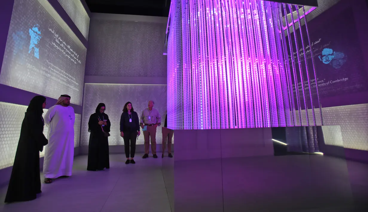 Sejumlah pengunjung melihat pameran di Museum Masa Depan di World Government Summit di Dubai, Uni Emirat Arab (12/2). Dalam pembangunannya museum dengan menelan anggaran $136 juta AS atau sekitar Rp 1,79 triliun. (AP Photo / Kamran Jebreili)