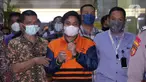 Bupati Tanah Bumbu periode 2010-2015 dan 2016-2018, Mardani H. Maming (rompi oranye) usai mengikuti rilis penahanan di Gedung KPK, Jakarta, Kamis (28/7/2022). Sebelumnya, Mardani Maming yang merupakan politikus PDIP ditetapkan sebagai tersangka kasus dugaan suap izin usaha pertambangan di Kabupaten Tanah Bumbu, Kalimantan Selatan. (Liputan6.com/Helmi Fithriansyah)