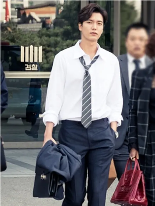 Melansir Soompi (24/10), foto Lee Min Ho yang berpenampilan selayaknya jaksa tampan yang cerdas menjadi foto resmi pertamanya untuk serial ‘Legend of The Blue Sea’. (doc.Soompi)