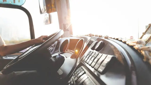 Mengecek Supir Bus dan Tanda Pengenalnya Jika Ada