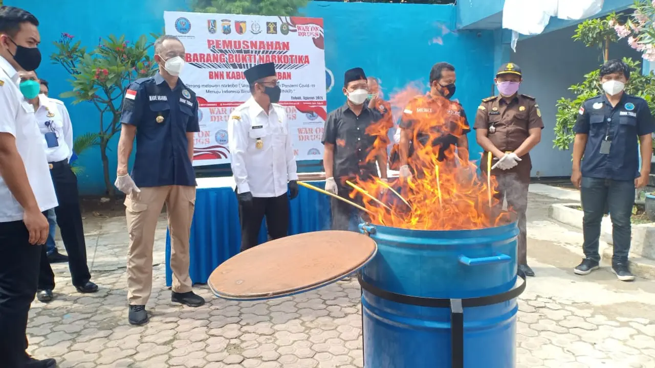 BNN Tuban membakar ganja kering sitaan. (Ahmad Adirin/Liputan6.com)