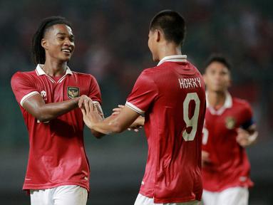Timnas Indonesia U-19 berhasil memetik kemenangan telak 7-0 atas Brunei Darussalam di matchday kedua Grup A Piala AFF U-19 2022 di Stadion Patriot Candrabhaga, Bekasi, Senin (4/7/2022). Bintang kemenangan Timnas Indonesia U-19 tidak lain adalah Hokky Caraka yang mencetak 3 gol. Sementara 4 gol lainnya dicetak oleh Arkhan Fikri (2 gol), dan masing-masing satu gol oleh Ronaldo Kwateh dan Alfriyanto Nico. (Bola.com/M. Iqbal Ichsan)