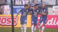 Selebrasi gol striker PSIS Semarang, Hari Nur Yulianto (tengah) bersama rekan-rekannya ke gawang Arema di Stadion Moch Soebroto, Magelang, Sabtu (14/3/2020). (Bola.com/Vincentius Atmaja)