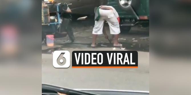 VIDEO: Viral Penjual Jajan Cuci Wajan di Air Genangan Jalan