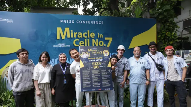 [Fimela] Miracle In Cell No 7 syukuran nobar bareng anak yatim