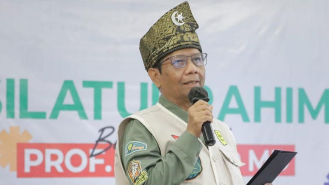 Mahfud menjelaskan ada beberapa rektor yang diminta membuat sikap seperti itu.