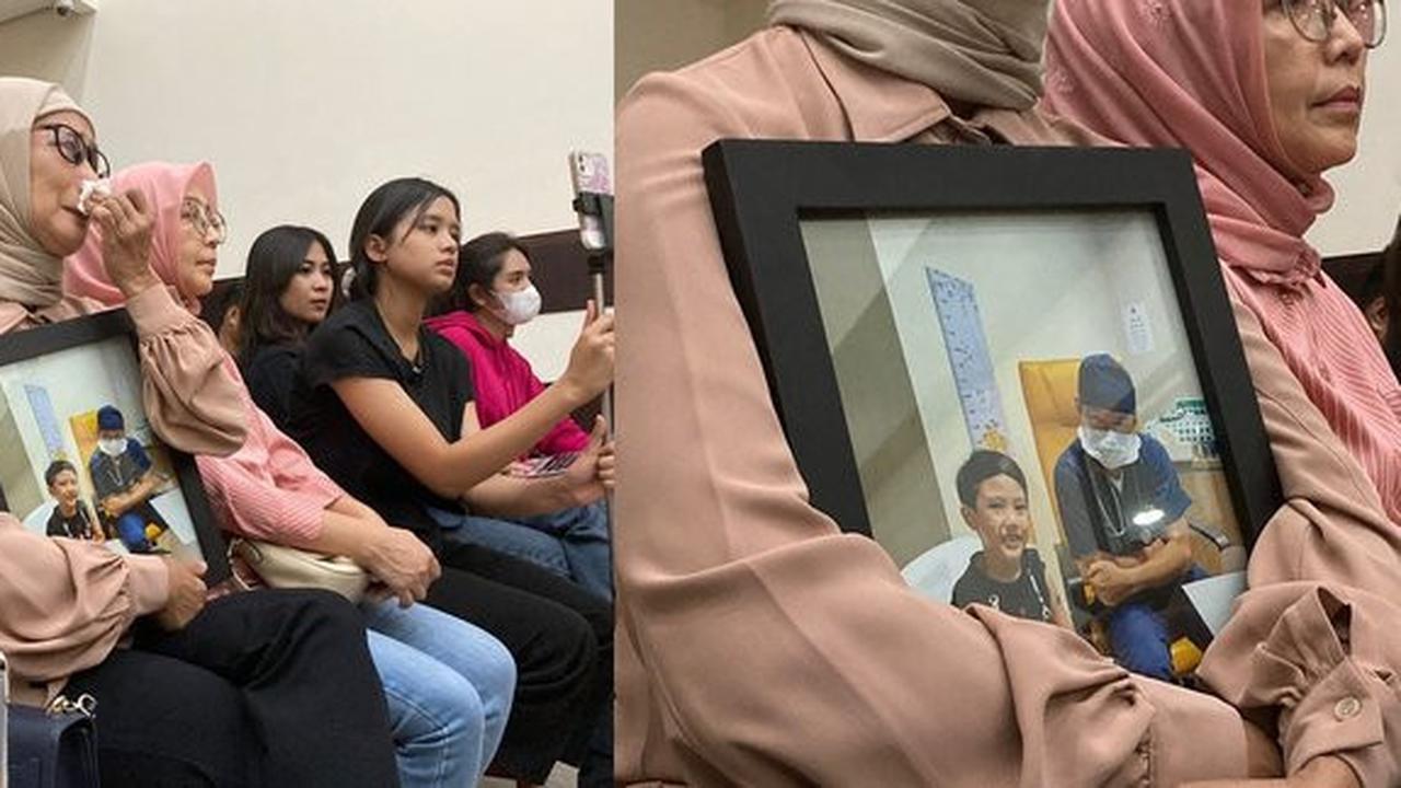 Momen Mengharukan di Ruang Sidang, Ibunda Tamara Tyasmara Meneteskan Air Mata Sambil Peluk Foto Dante