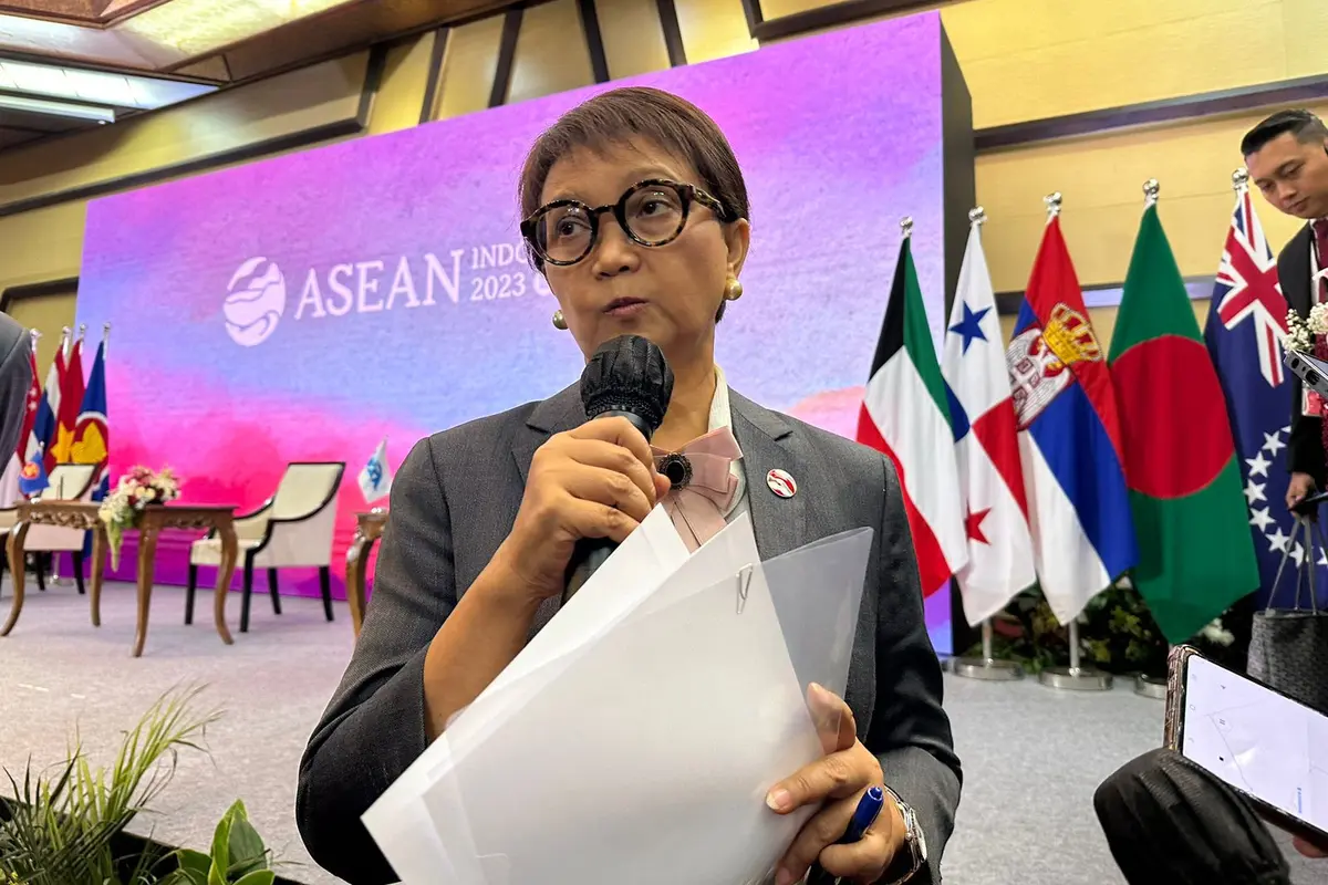 Menteri Luar Negeri RI Retno Marsudi saat ditemui media setelah pertemuan menlu ASEAN di Kantor Sekretariat ASEAN, Jakarta, Senin (4/9/2023). (Liputan6.com/Benedikta Miranti)