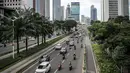 Sejumlah kendaraan melintas di kawasan Jalan Sudirman, Jakarta, Senin (14/2/2021). Indeks Kemacetan 2021 menempatkan Jakarta pada peringkat 46 atau mengalami penurunan dibandingkan tahun sebelumnya yang menempati peringkat 31. (Liputan6.com/Faizal Fanani)