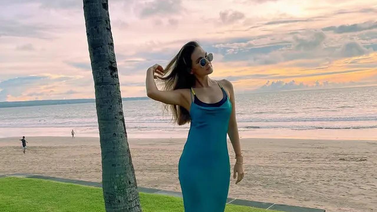 11 Inspirasi Outfit dengan Sandal ala Luna Maya, Cocok Ditiru untuk Liburan