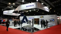Suasana stan Airbus pada Singapore Airshow 2022 di Singapura, Selasa (15/2/2022). Singapore Airshow 2022 dimulai pada hari ini hingga 18 Februari. (ROSLAN RAHMAN/AFP)