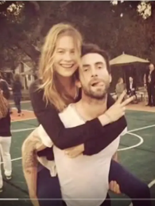 Video Mila menangis setelah mendengar Adam Levine menikah dengan Behati Prinsloo beredar luas di dunia maya. (Via Youtube.com)