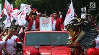 Ketua Umum PKPI AM Hendropriyono mengarak nomor urutnya dengan menggunakan mobil Jeep Rubicon seusai meninggalkan kantor KPU, Jakarta, Jumat (13/4). KPU resmi menetapkan PKPI sebagai peserta pemilu 2019 dengan nomor utut 20. (Liputan6.com/Angga Yuniar)