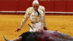 Matador Spanyol, Javier Castano berlumuran darah saat adu banteng di arena The Maestranza, ibukota Andalusia, Seville, (17/4). Javier Castano berlumuran darah setalah menusukkan pedang kedalam tubuh bantengnya. (REUTERS / Marcelo del Pozo)