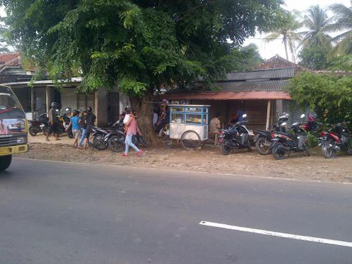 Penasaran, warga ramai-ramai tonton 'babi ngepet'
