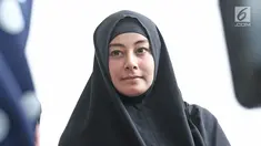 Putri Aisah Aminah memberi keterangan kepada awak media usai menjalani sidang perceraian di Pengadilan Agama Jakarta Timur, Rabu (15/11). Permohanan cerai Putri Aisah Aminah di kabulkan oleh majelis hakim. (Liputan6.com/Herman Zakharia)