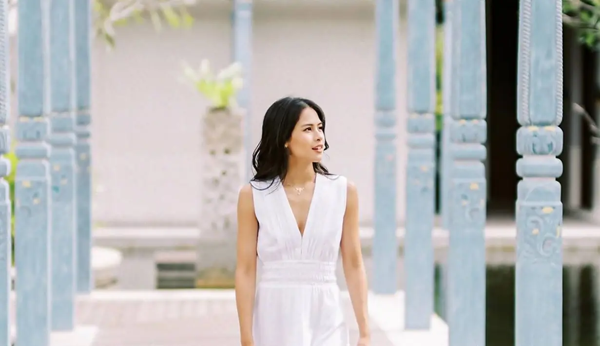 Dalam liburannya ke Bali, Maudy sempat mengabadikan sebuah pemotretan yang mencuri perhatian. Tampil dengan dress putih panjang, gayanya pun tampil memesona. Terlihat ia pun semakin anggun dengan balutan dress dengan warna yang netral. (Liputan6.com/IG/@maudyayunda)