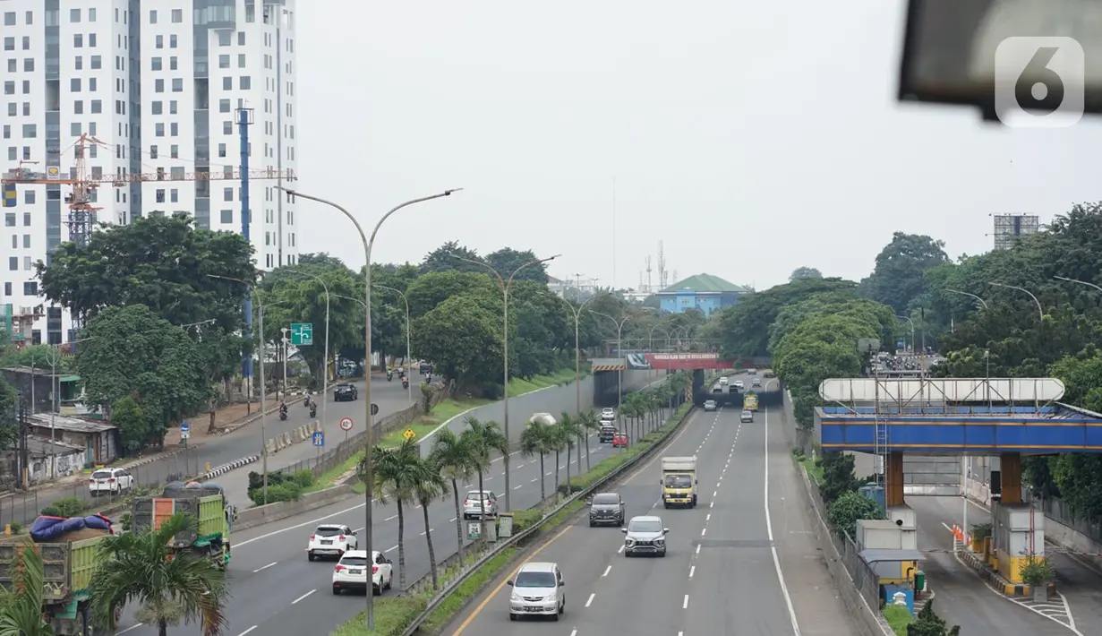 Kendaraan melintasi ruas jalan tol di Jakarta, Minggu (10/5/2020). Pendapatan perusahaan pengelola jalan tol diperkirakan anjlok 70% hingga 80% per hari akibat pembatasan sosial berskala besar (PSBB) dan larangan mudik Lebaran 2020. (Liputan6.com/Immanuel Antonius)